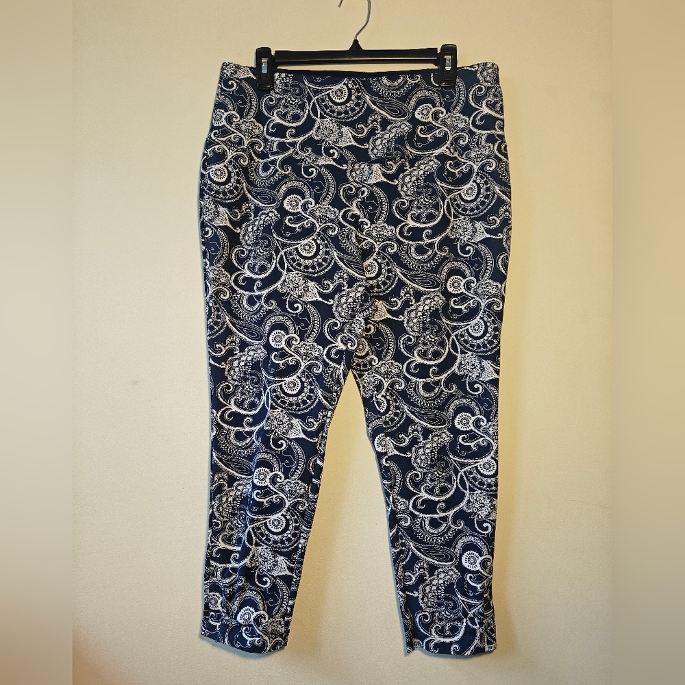 Chico’s Zenergy Size Large 12 Paisley Cropped Leggings Yoga Pants Navy Blue - Picture 4 of 9